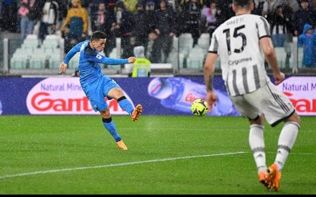 終盤にドラマの連続、ラスパドーリのATタイム弾でユベントス撃破のナポリが次節にもスクデットの可能性《セリエA》