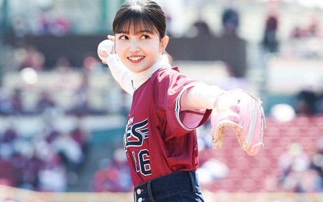 キラキラ笑顔のアイドルが「最後まで可愛い」　すらり足上げ豪快投法で「球場が華やか」