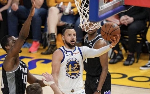 ウォリアーズがキングスを1点差で振り切る…カリーが32得点を挙げてシリーズをタイに