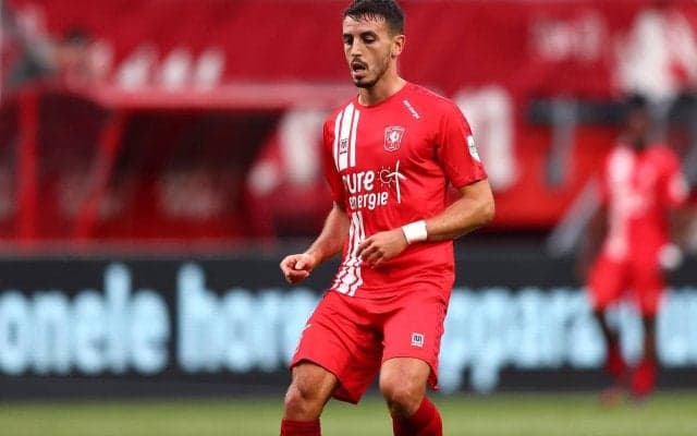 「馬鹿げている」「こんなことあるのか」オランダで珍事、斉藤光毅の出場試合でコーチが相手選手をなぎ倒す事件…乱闘になりかけ本人は頭を抱えて呆然も一発退場