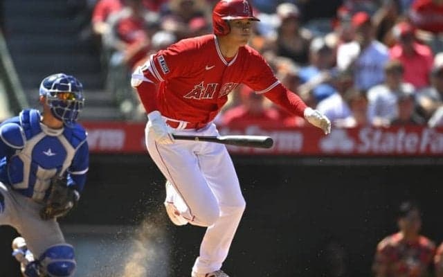 「このスピードを見ろ！！」大谷翔平の“快足”内野安打に現地メディア熱狂「まさに“フライング・ショウ”だ」