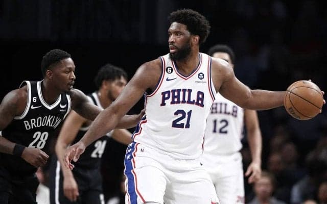 PO1回戦を突破したシクサーズ、右ヒザを捻挫したエンビードの現状を指揮官が語る