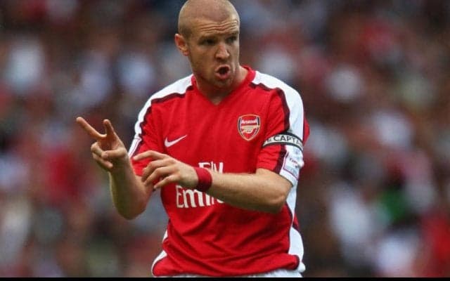 「流石に目立ちそう」「変わらないなー」コワモテな元アーセナルDFの京都観光姿に日本のファンも驚き「めっちゃ懐かしい」