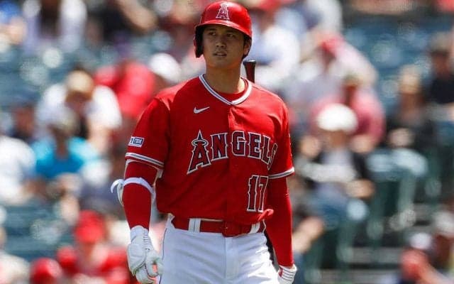 【MLB】大谷翔平、あわや頭部死球を間一髪回避　ヘルメットを飛ばしての絶叫に球場騒然