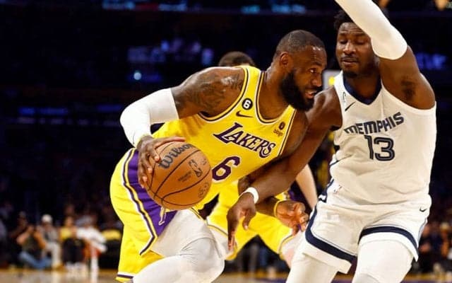 レイカーズがグリズリーズとの激戦を制してシリーズ突破に王手…レブロンが勝負所で活躍、八村塁は7得点