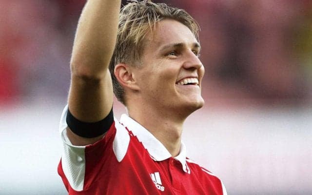 アーセナル主将ウーデゴールがシティとの首位決戦を前にデート！年上のダンサー彼女と日本食も食べる