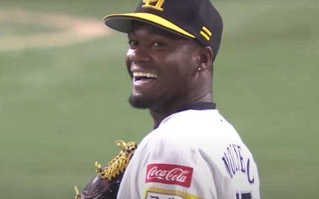 笑い止まらん“曲芸捕球”は「クセが強い」　打者は呆然…超反応が「ガチの神技やん」