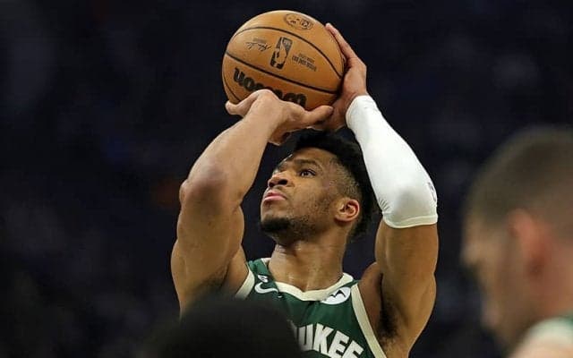 記者の質問に真っ向から反論したヤニス…「ジョーダンが優勝しなかった9シーズンは失敗か？」