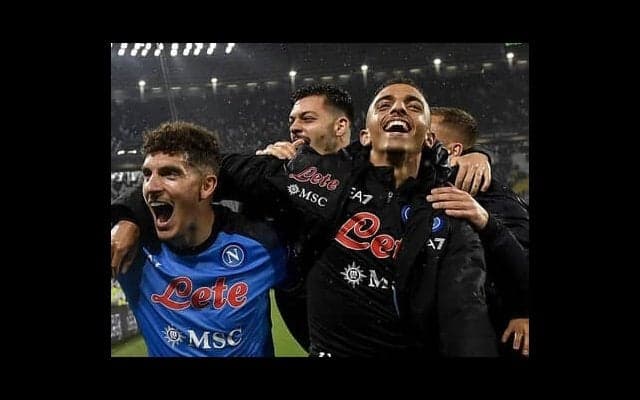 マラドーナ時代以来33年ぶりセリエＡ優勝目前「ひとつの生き方」とまで言うナポリ、復活の要因