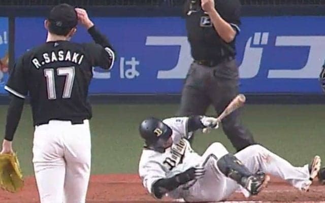 佐々木朗希の165キロが森友哉の右足直撃　日本人最速タイの死球に悶絶…球場騒然
