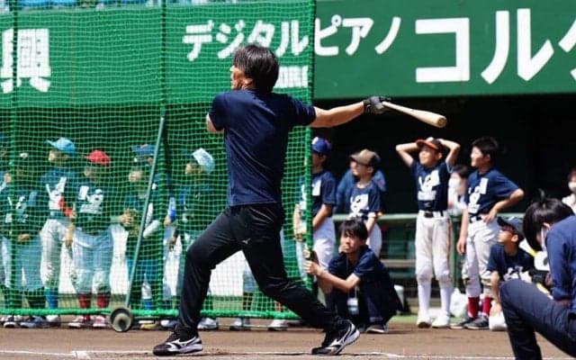 松井秀喜氏が野球教室で柵越え披露　巨人入団から30年、“原点”での一発に大歓声
