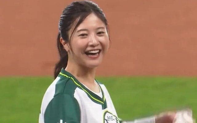 コロコロ投球に照れながら“あちゃ～”　人気女優の天真爛漫な始球式に場内喝采