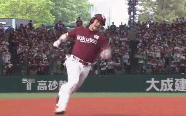 楽天・島内が“激走”ランニング本塁打　外野手負傷で打球転々…全力疾走にベンチ歓喜