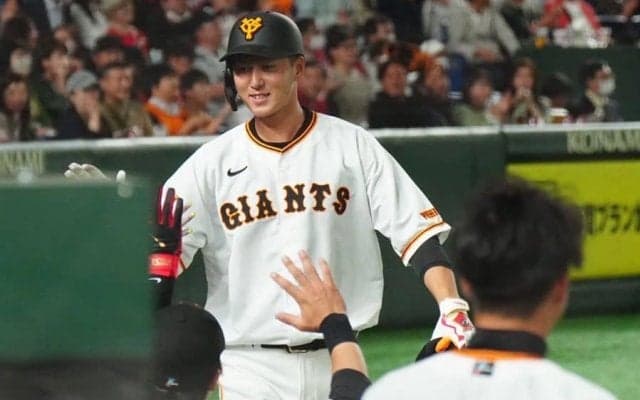 巨人・秋広優人、3年目で待望のプロ1号　右翼中段へ一直線…豪快弾に本拠地大歓声