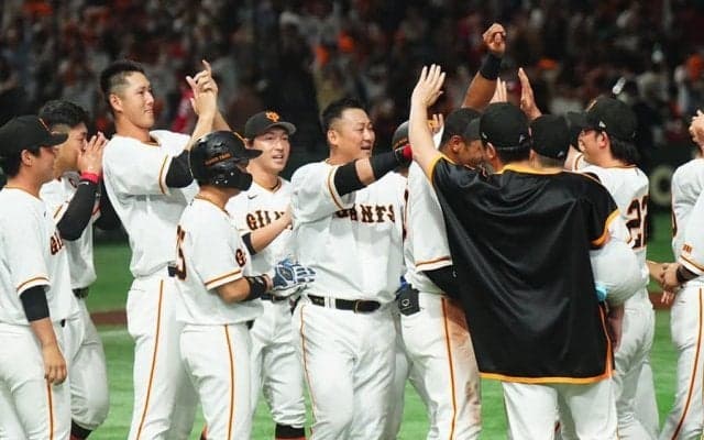 中田翔の逆転サヨナラ弾で巨人4位浮上　栗林からの“確信弾”にバット投げ雄叫び