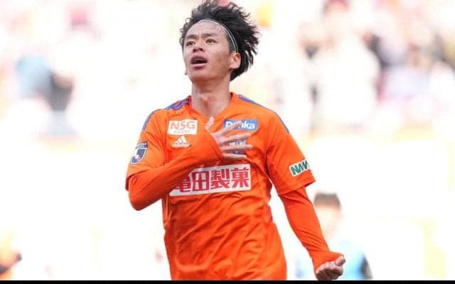 「どーやって蹴ったん」「何が見えてるんだ」新潟・伊藤涼太郎がまた魅せた！GKとの駆け引き制した技あり\"コロコロFK\"「技術力が高すぎる」「心理戦さすが」