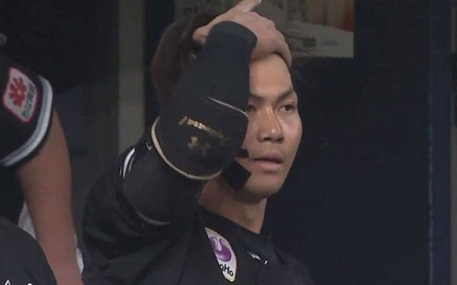 ベンチに漂う“オトナの色気”　前髪かきあげる22歳が「カッコよすぎる」ファン悶絶