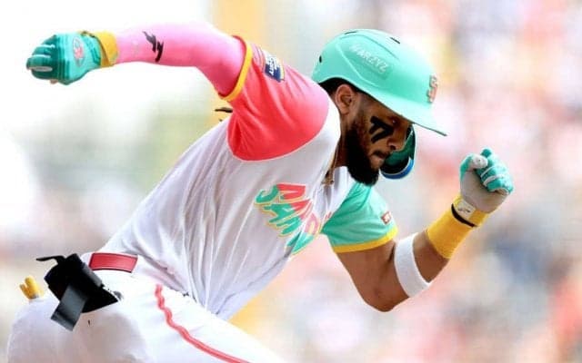 【MLB】ムキムキの体にマスクがぴったり　“463億円男”は「ショーマン」ファン喝采の珍変装