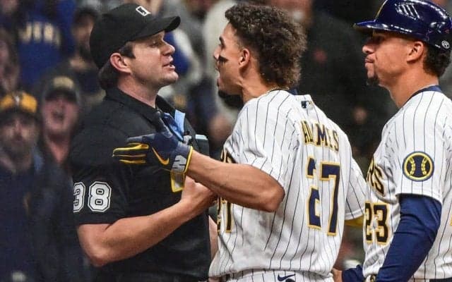 【MLB】61センチ動くミットが「冗談だろ」　“疑惑の判定”にファン激怒「審判が悪い」