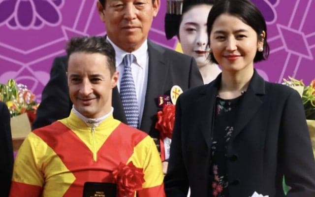 長澤まさみが天皇賞・春プレゼンターとして登壇…「特別な雰囲気に包まれていた」