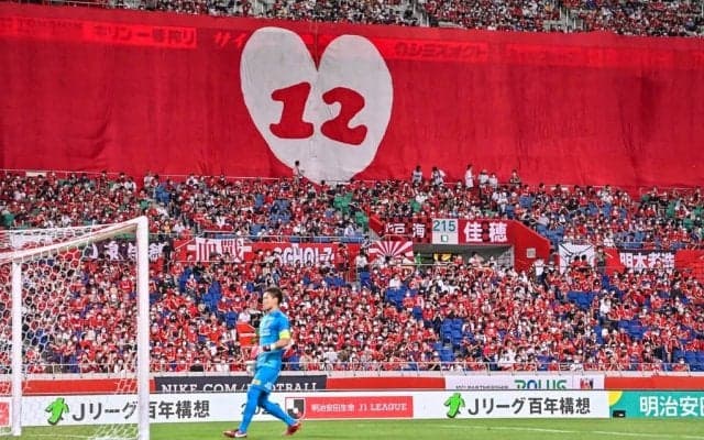 「この熱量よな」浦和サポーターの試合後も続く応援姿が、サウジアラウビアの地元メディアを驚かせた！ 足早に帰るアルヒラルサポーターと対照的な姿を映像で公開