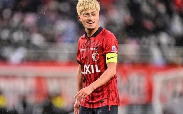 「俺たちの優磨が渋谷に！」J1鹿島が鈴木優磨＆ジーコの巨大広告で“渋谷ジャック”！ スクランブル交差点を見下ろす位置に掲出された、2人が並ぶ特別ビジュアル