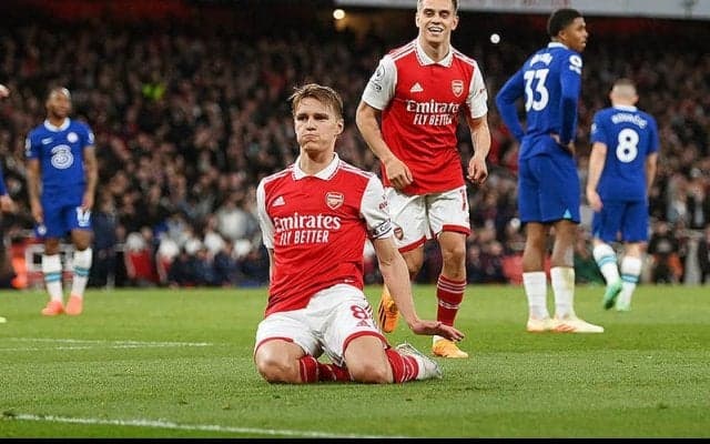 アーセナルが泥沼チェルシーに完勝で5戦ぶり白星！　主将ウーデゴールが殊勲の2ゴールで暫定首位に返り咲く《プレミアリーグ》