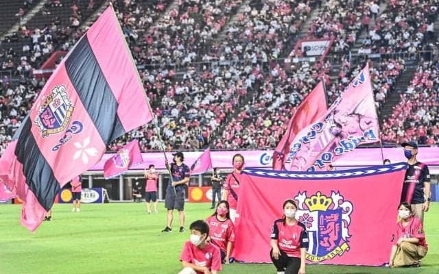 「そら笑うわw」「これは最高傑作」芸人・小島よしおの「海パン姿でのピッチ上写真」をJリーグ公式が公開して再注目！ 審判団と並ぶ姿に「何回見てもシュールだわ」などの声