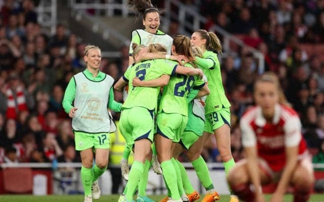 終了間際の劇的弾でヴォルフスブルクがバルサの待つ決勝へ！アーセナルは6万超えのホームで先制もミスから痛恨被弾《UWCL》