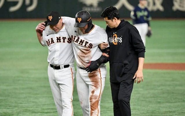 巨人中田翔、肩を抱えられ途中交代　走塁時に足を負傷か…二塁ベースに倒れ込み場内騒然