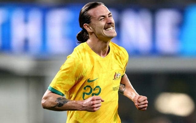 豪代表MFが日本代表ユニフォーム姿!? FFA公式SNSで公開され話題に「なんで日本のキットを着ているんだ？」