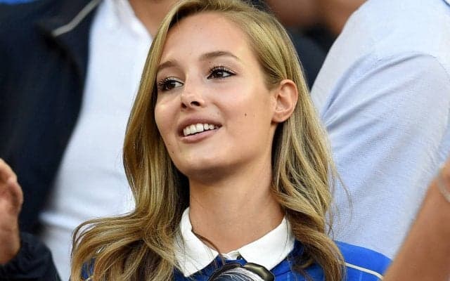 「素晴らしい眺め」「世界で一番可愛い」ファンが大絶賛の嵐、元イタリア代表FWの美人妻がビキニ姿披露「絶対的に美しい」