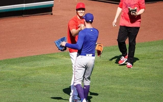 【MLB】大谷翔平、元同僚ヒーニーと笑顔満開で再会　握手＆ハグ→約4分間の談笑