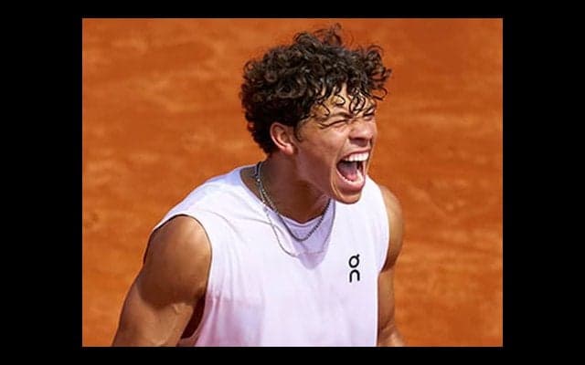 またも背面スーパーショット披露