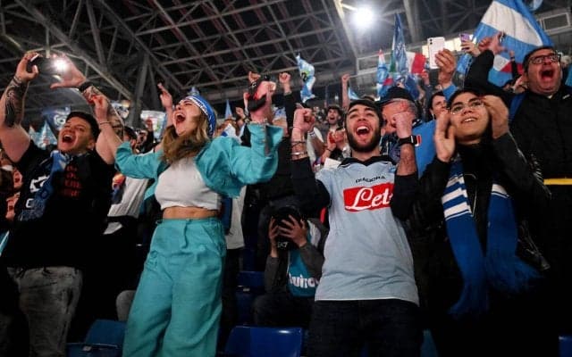 歓喜のナポリファンに賛否、ピッチ乱入に芝持ち帰り通販サイトで販売も「異常なことではない」「無礼を許してくれることを願う」