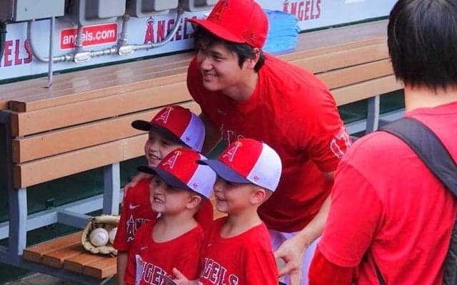 【MLB】大谷翔平が元同僚の子どもに“神対応”　笑顔で写真撮影＆サイン…ベンチで大喜び