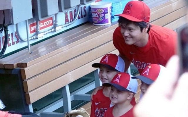 【MLB】腰をかがめる大谷翔平は「紳士的」　子どもへの“神対応”に感動の声「優しいよなぁ」