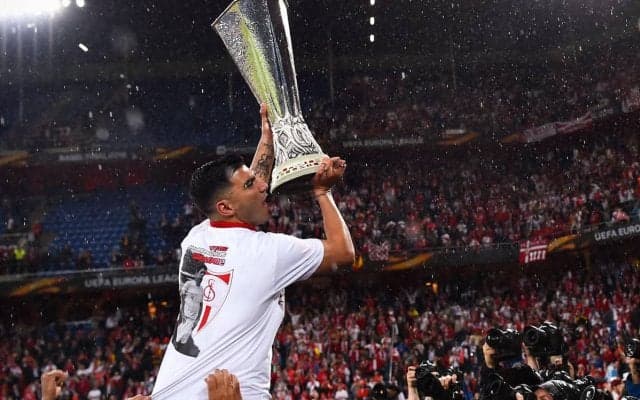 4年前に自動車事故で急逝…セビージャやアーセナル、レアルでプレーしたレジェスの彫像がお披露目「彼は世界最高のスター」