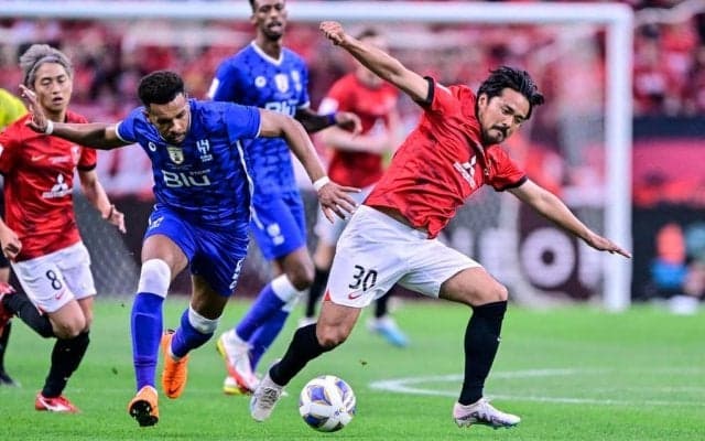 「パニック映画さながら(笑)」浦和のアジア王者奪還の裏で、「サポーターvs強風」のデュエルも発生！「この試合1番のピンチ」だった、観客席のビッグフラッグ収納バトル