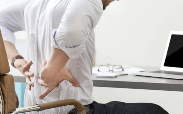 座る時間が長いほど、死亡リスクが増える傾向に。日本「1日7時間」と最長