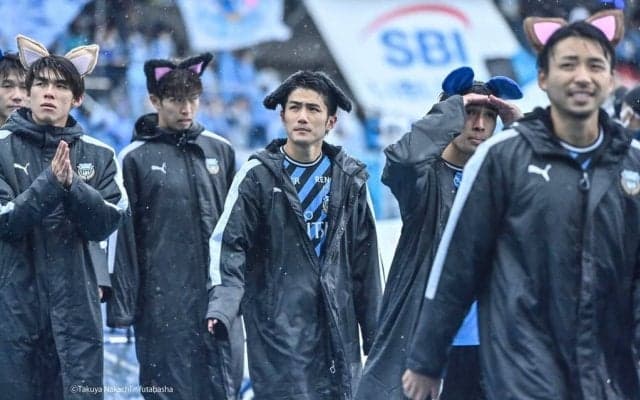 「可愛すぎる」J1川崎の選手入場時の実施された日本初「エスコートドッグ」が話題に！ ピッチ上での犬猫イベントを「月一で開催して欲しい」の声も