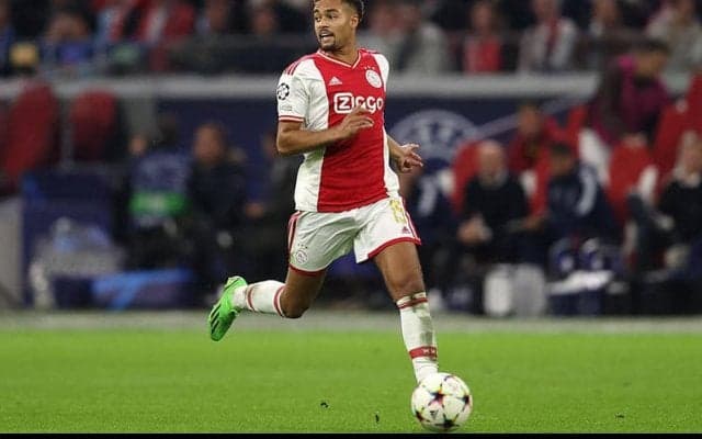 負傷離脱中の冨安に新たな試練？　アーセナルがアヤックスからオランダ代表右SBを獲得か