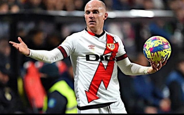 ラージョ、チーム得点王のFWイシと2028年まで契約を延長！