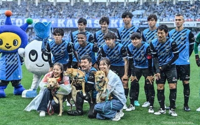 「登場人物全員かわいい」川崎の選手が試合後に「犬＆猫に変身した姿」を披露するも、一番人気は新守護神！ ダンディな猫を演じ、「ニャ」の掛け声披露