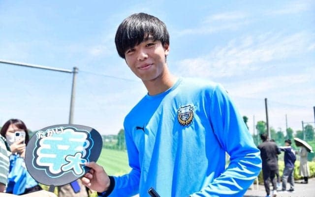 川崎が3年ぶりにファンサービス再会！ 選手のサイン＆写真求めて長蛇の列…GK早坂勇希「俺、数年前はこっち側に並んでたんです」と感慨深げ。U20W杯選出の高井幸大も早速参加