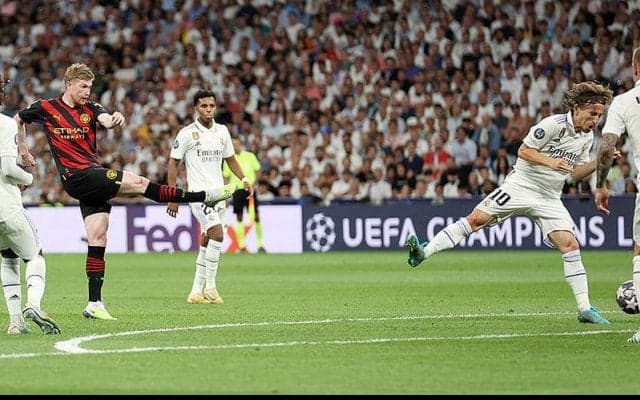 マドリーvsシティの昨季準決勝再戦第1ラウンドは実力拮抗のドロー！　ヴィニシウスとデ・ブライネがゴラッソの競演《CL》