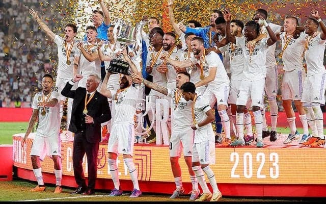 「最高のファンたちだ」CL準決勝に臨んだマドリー、応援のため道路に集まったサポーターの数が圧巻！「信じられない」