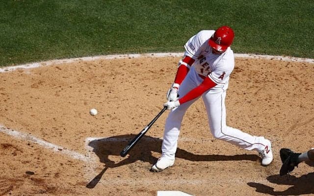 【MLB】大谷翔平、左膝を折りながらの9回逆襲2ラン第8号に分析家も「どうしたらあの球をあそこまで飛ばせる」と驚愕