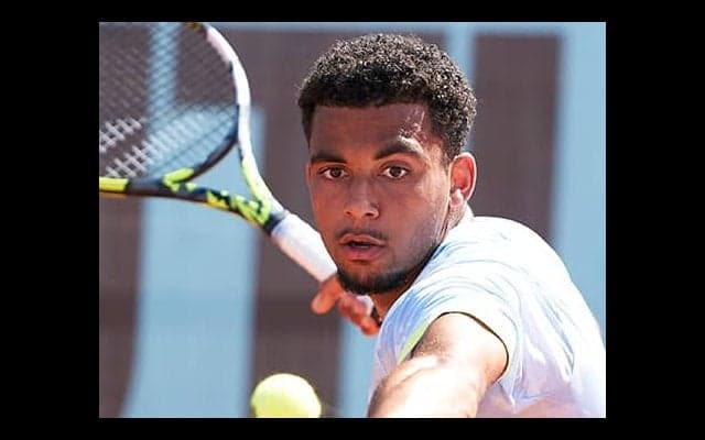 18歳フィス 接戦制しMS初白星