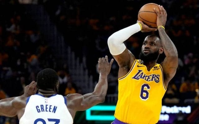 レブロンが25得点も実らず、レイカーズのファイナル進出は第6戦へ持ち越し…八村は4得点